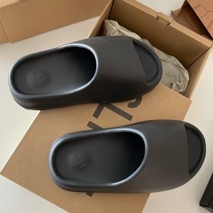 YEEZY SLIDE - Never Worn - Size: 6 / EU 39
